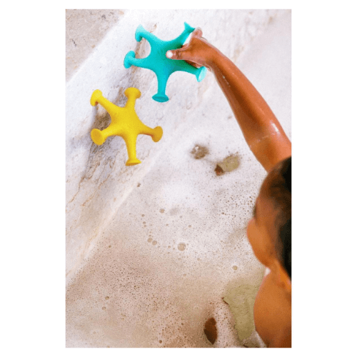 ubbi-starfish-bath-toy-lifestyle-1-mikmat